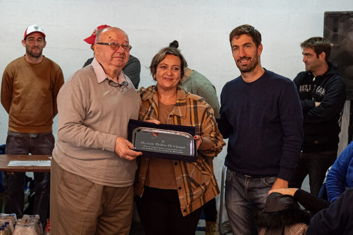 Pedro Di Cecco recibió una plaqueta en gratitud a la labor realizada.
