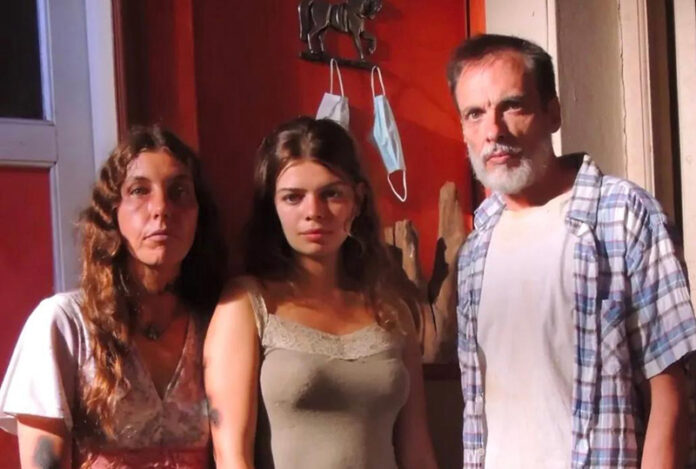 A la derecha, Juan Guinot, junto a actrices de la producción.