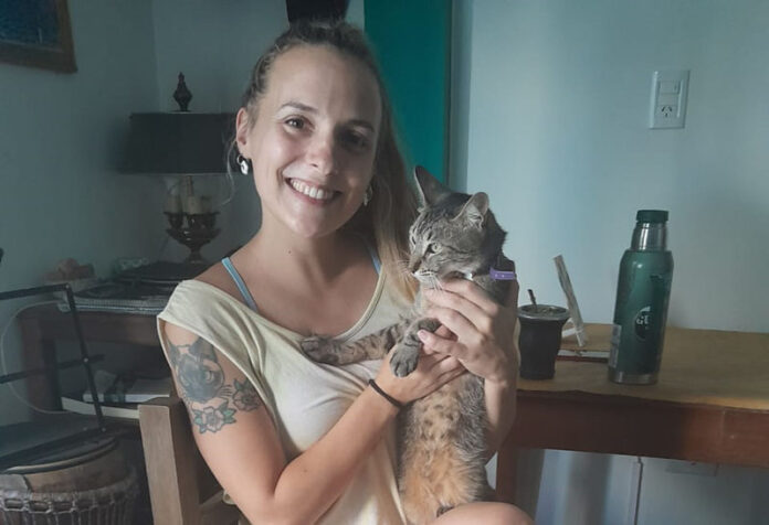 Macarena junto a su gato Falú.