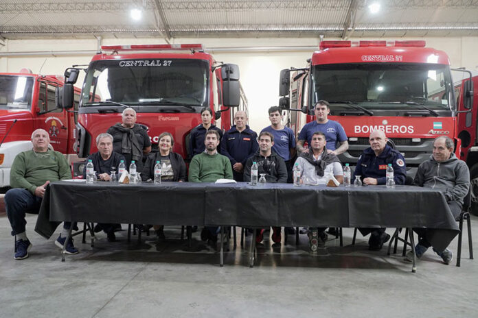 subsidio-w Ustarroz, San Martín y los integrantes del Consejo de Bomberos.