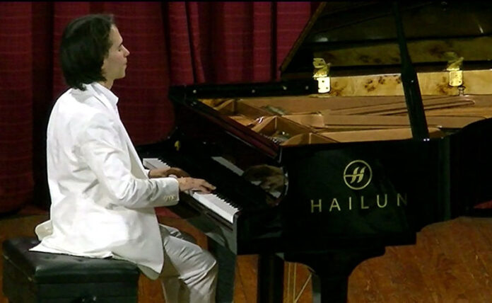 Horacio Lavandera deleitó al público en el auditorio del Colegio Nacional.